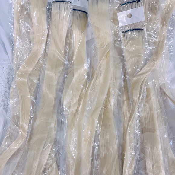 30 Highlight Pieces Clip On Blonde Hair Extensions - Picture 3 of 5